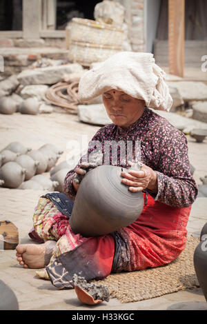 Ein Töpfer bei der Arbeit in Potter Quadrat, Bhaktapur, Nepal, Asien Stockfoto