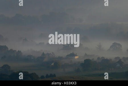 Nebel hängt über Dörfer von der South Downs National Park in West Sussex, UK Stockfoto