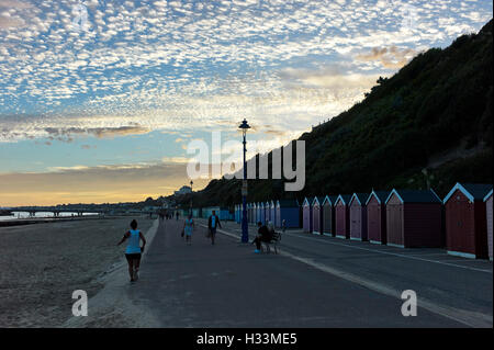 Strandhütten und Abschlussball in Bournemouth Stockfoto