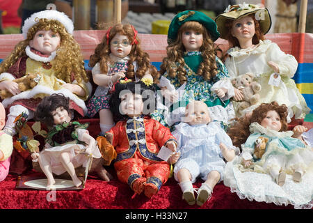 Eine Sammlung von Puppen in verschiedenen Kostümen Stockfoto