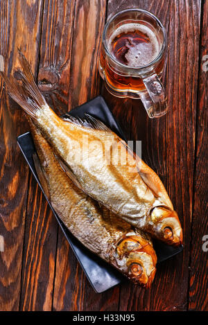 geräucherten Fisch auf Teller und auf einem Tisch Stockfoto