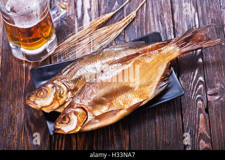 geräucherten Fisch auf Teller und auf einem Tisch Stockfoto