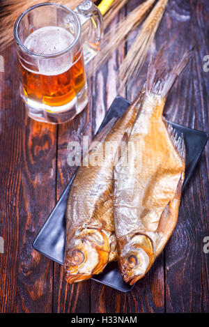 geräucherten Fisch auf Teller und auf einem Tisch Stockfoto