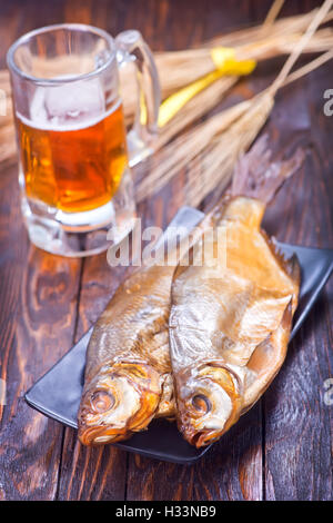 geräucherten Fisch auf Teller und auf einem Tisch Stockfoto