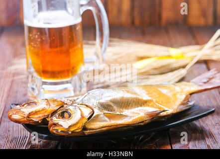 geräucherten Fisch auf Teller und auf einem Tisch Stockfoto