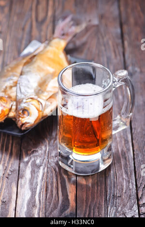 geräucherten Fisch auf Teller und auf einem Tisch Stockfoto