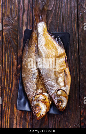 geräucherten Fisch auf Teller und auf einem Tisch Stockfoto