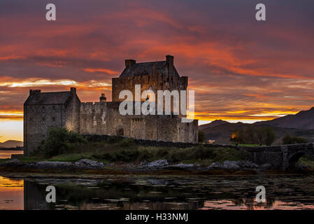 Eilean Donan Castle bei Sonnenuntergang im Loch Duich, Ross und Cromarty, Western Highlands von Schottland, Großbritannien Stockfoto