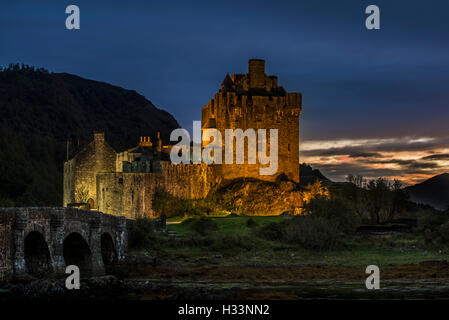 Beleuchtete Eilean Donan Castle in der Nacht im Loch Duich, Ross und Cromarty, Western Highlands von Schottland, Großbritannien Stockfoto