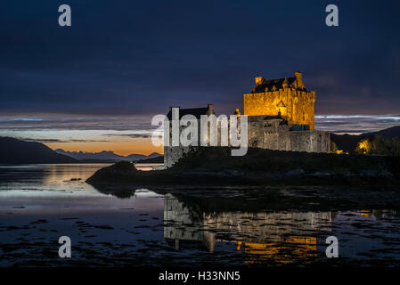 Beleuchtete Eilean Donan Castle in der Nacht im Loch Duich, Ross und Cromarty, Western Highlands von Schottland, Großbritannien Stockfoto