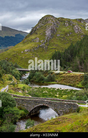 Überreste der alten Militärstraße und Brücke über den Fluss Shiel in Glen Shiel, Kintail, Schottisches Hochland, Schottland Stockfoto