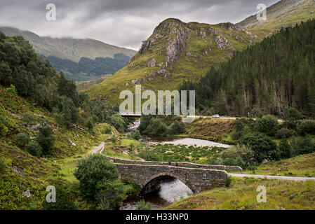 Überreste der alten Militärstraße und Brücke über den Fluss Shiel in Glen Shiel, Kintail, Schottisches Hochland, Schottland Stockfoto