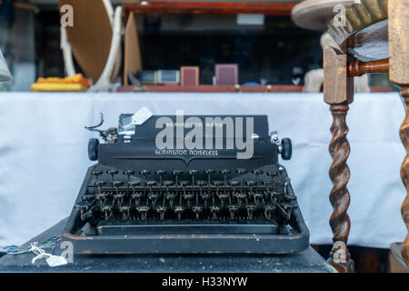 Altmodische manuelle Schreibmaschine Remington geräuschlos auf dem Display in einem Schaufenster zum Verkauf in einem Antiquitätenladen in Henley-on-Thames, Oxfordshire, Vereinigtes Königreich Stockfoto