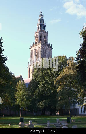 Martinitoren Turm gesehen von Martinikerkhof im Spätsommer, Groningen, Niederlande Stockfoto