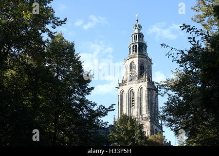 Martini-Turm (Martinitoren) gesehen von Martinikerkhof im Sommer, Groningen, Niederlande Stockfoto