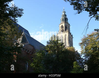 Martinikirche & Turm (Martinitoren) gesehen von Martinikerkhof im Spätsommer, Groningen, Niederlande Stockfoto