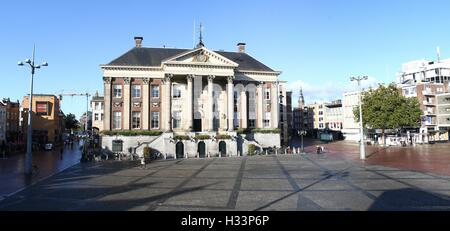 Panorama der Grote Markt (Hauptplatz), Groningen, Niederlande mit Beginn des 18. Jahrhunderts Rathaus (Stadhuis). (Stich von 2 Bildern) Stockfoto