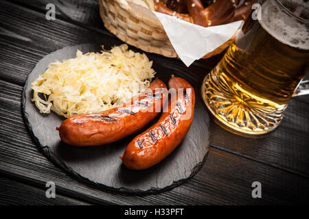 Brezeln, Bratwurst und sauerkraut Stockfoto