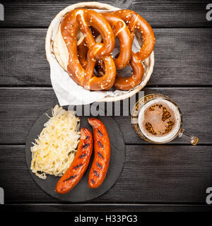 Brezeln, Bratwurst und sauerkraut Stockfoto