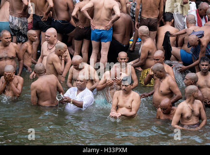 Das Bild der Männer beten nach Vorfahren Banganga Walkeshwar Mumbai Maharashtra Indien Stockfoto