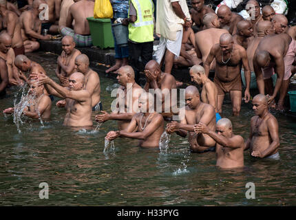 Das Bild der Männer beten nach Vorfahren Banganga Walkeshwar Mumbai Maharashtra Indien Stockfoto