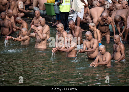 Das Bild der Männer beten nach Vorfahren Banganga Walkeshwar Mumbai Maharashtra Indien Stockfoto