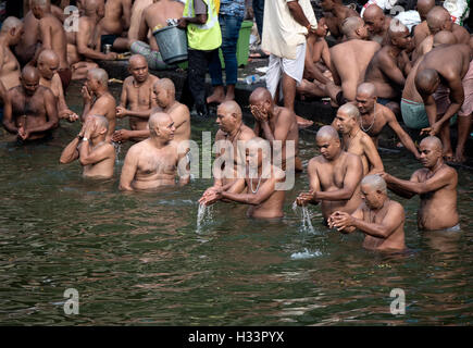 Das Bild der Männer beten nach Vorfahren Banganga Walkeshwar Bombay Mumbai Maharashtra Indien Stockfoto