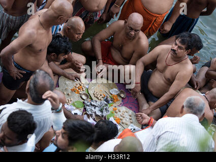 Das Bild der Männer beten nach Vorfahren Banganga Walkeshwar Mumbai Maharashtra Indien Stockfoto