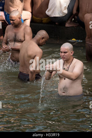 Das Bild der Männer beten nach Vorfahren Banganga Walkeshwar Mumbai Maharashtra Indien Stockfoto