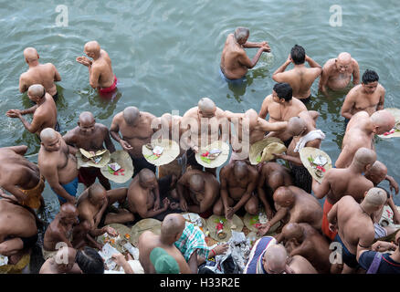 Das Bild der Männer beten nach Vorfahren Banganga Walkeshwar Mumbai Maharashtra Indien Stockfoto