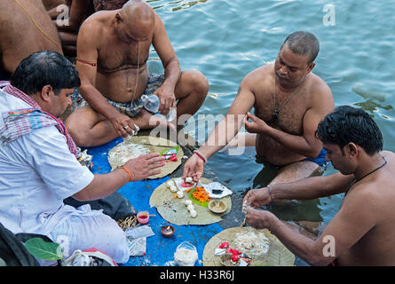 Das Bild der Männer beten nach Vorfahren Banganga Walkeshwar Mumbai Maharashtra Indien Stockfoto