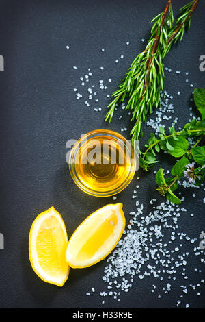 frische Zitrone mit Aroma-Öl und Salz auf dem Tisch Stockfoto