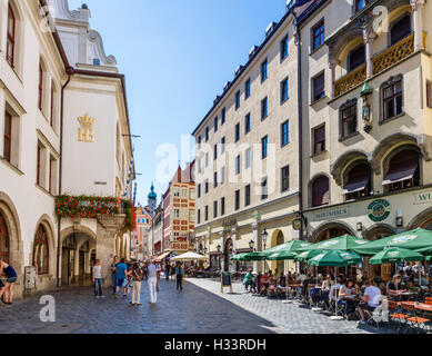 Restaurants und Cafés im Platzl mit der berühmten Hofbräuhaus auf der linken Seite, München, Bayern, Deutschland Stockfoto