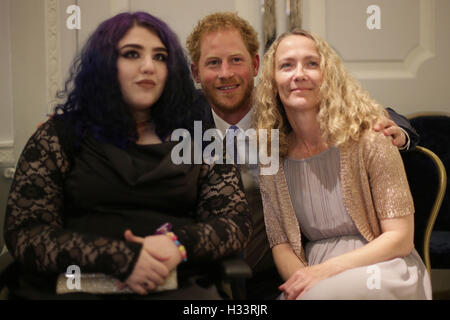 Prinz Harry (Mitte) posiert für ein Foto mit inspirierenden Young Person Award Gewinner Nikita Fairclough (links) und ihre Mutter Lara, wie er den WellChild Awards in London besucht. Die Awards zeichnen den Mut der schwer kranke Kinder, ihre Familien und Betreuer. Stockfoto