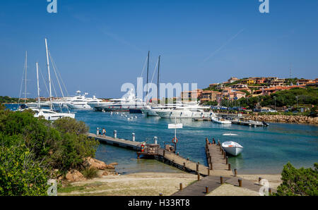 Jachthafen und kleinen Sandstrand an der Bucht von Porto Cervo Stockfoto