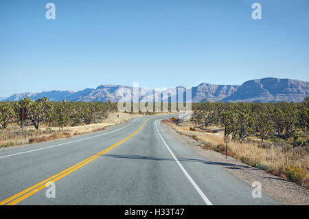 Autobahn macht Kreuzung rechts in die Wüste von Nevada Stockfoto