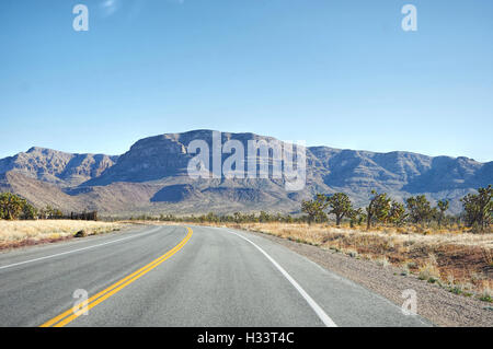 Autobahn macht links abbiegen in die Wüste von Nevada Stockfoto