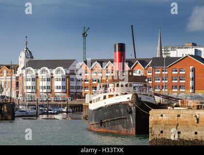 Southampton-Waterfront und Stadtkai mit historischen Schlepper Calshot im Vordergrund Stockfoto