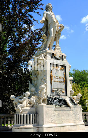 Mozart-Denkmal von Viktor Tilgner Oskar Im Burggarten von Wien, Oesterreich Stockfoto