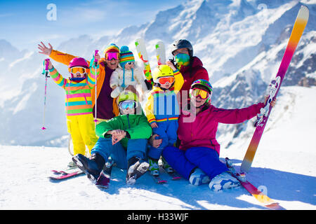 Familien Skiurlaub. Gruppe von Skifahrern in Schweizer Alpen. Jugendliche und Erwachsene Kinder, Teenager und Baby im Winter zum Skifahren. Stockfoto