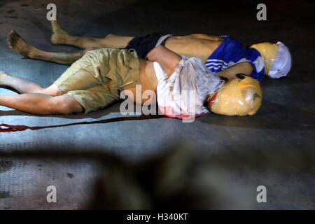 Philippinen. 4. Oktober 2016. (Anmerkung des Herausgebers: Bild enthält grafische Inhalte) Zwei UN-identifizierten angeblich Drogendealer sind die Opfer der Hinrichtungen an der Vorderseite des Santa Catalina Colleges, Legarda, Manila City. Bildnachweis: Gregorio B. Dantes Jr./Pacific Press/Alamy Live-Nachrichten Stockfoto