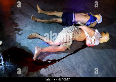 Philippinen. 4. Oktober 2016. (Anmerkung des Herausgebers: Bild enthält grafische Inhalte) Zwei UN-identifizierten angeblich Drogendealer sind die Opfer der Hinrichtungen an der Vorderseite des Santa Catalina Colleges, Legarda, Manila City. Bildnachweis: Gregorio B. Dantes Jr./Pacific Press/Alamy Live-Nachrichten Stockfoto