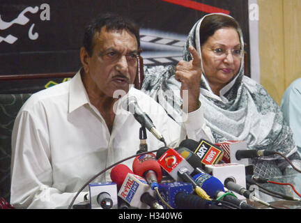 Lahore, Pakistan. 3. Oktober 2016. Pakistan Industrie namhafte Schauspieler, wendet sich Mustafa Qureshi an Medien Personen während der Pressekonferenz gegen indische Filme in Lahore-Presse-Club statt. © Rana Sajid Hussain/Pacific Press/Alamy Live-Nachrichten Stockfoto