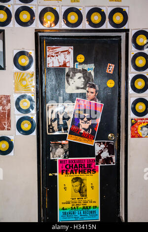 Eine Wand und Tür abgedeckt in 45 u/min Aufzeichnungen mit Flyern und Postern auf dem Display in Sun Record Studios in Memphis TN Stockfoto