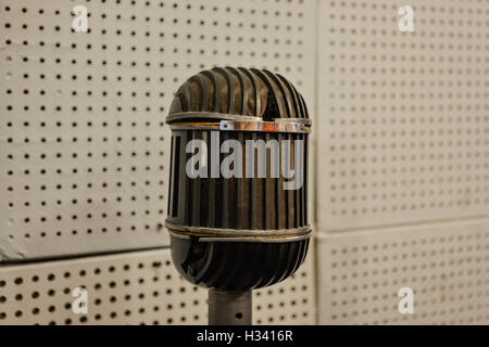 Jahrgang, Original Mikrofone verwendet durch Elvis Presley & Johnny Cash & andere im Aufnahmeraum von Sun Studios in Memphis, TN Stockfoto