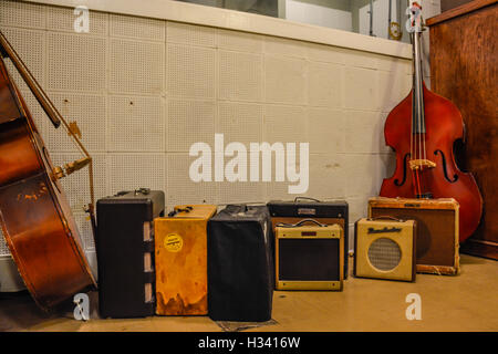 Jahrgang, Original Amps und Stand-up-Bässe von legendären Musikern im berühmten Sun Studios Aufnahmeraum in Memphis, TN verwendet Stockfoto