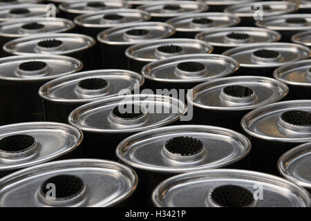 Industrieerfahrung. Stapel von Auspuffanlagen und Schalldämpfer Schalldämpfer Neuwagen vor Vertrieb und Einzelhandel. Stockfoto