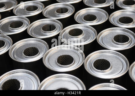 Industrieerfahrung. Stapel von Auspuffanlagen und Schalldämpfer Schalldämpfer Neuwagen vor Vertrieb und Einzelhandel. Stockfoto