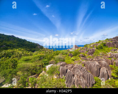 Wunderschönen tropischen Insel der Seychellen mit typischen Granitfelsen Stockfoto
