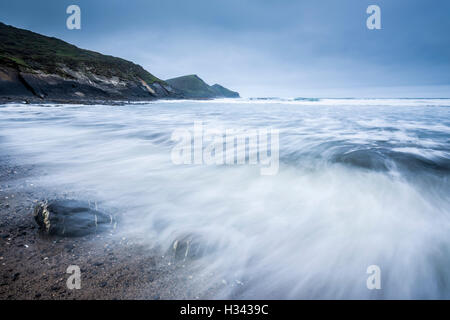 Crackington Haven Beach mit der Landzunge von Cambeak darüber hinaus an der Küste von North Cornwall. England. Stockfoto